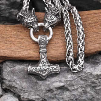Náhrdelník s príveskom Mjölnir v striebornej farbe