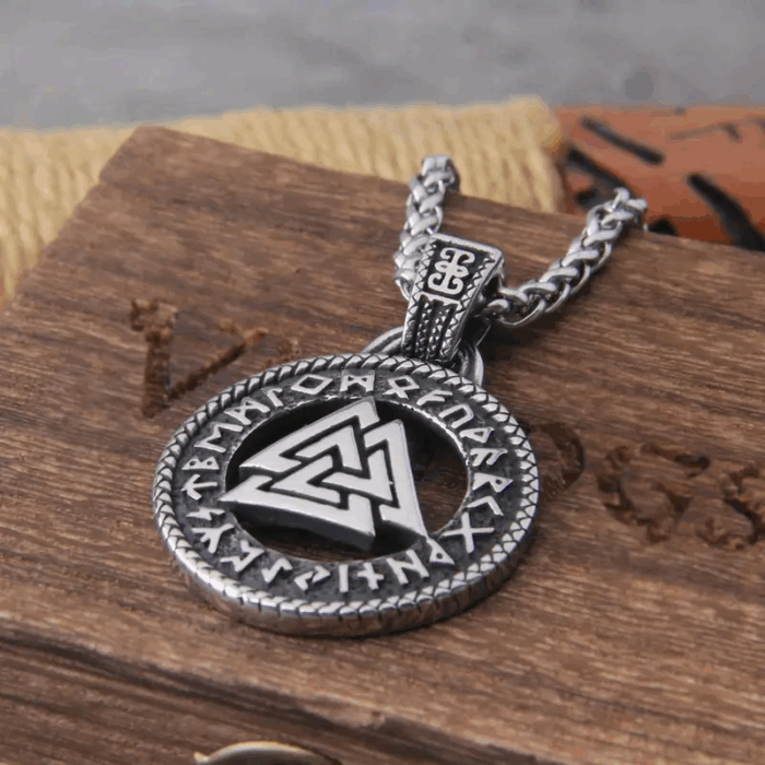 Náhrdelník s príveskom Valknut